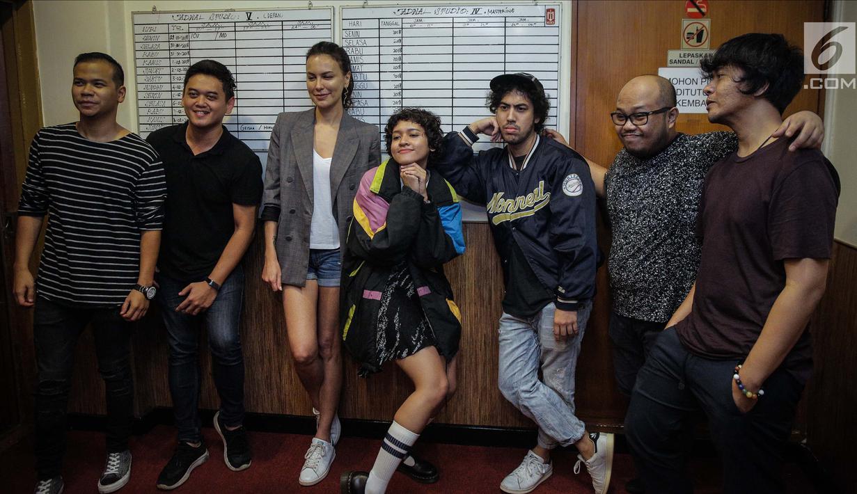 Aktris Sophia Latjuba berfoto bersama personel band NeV+ usai menggelar latihan di Musica Studio, Jakarta, Jumat (26/1). (Liputan6.com/Faizal Fanani)