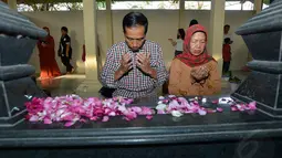 Joko Widodo bersama Ibunda Sujiatmi Notomihardjo memanjatkan doa untuk Ayahanda Alm. Widjiatno Notomihardjo saat ziarah makam di Tempat Pemakaman Keluarga, di Desa Gedangrejo, Karanganyar, Jawa Tengah, Sabtu (14/6/14) (Antara Foto/Widodo S Jusuf)