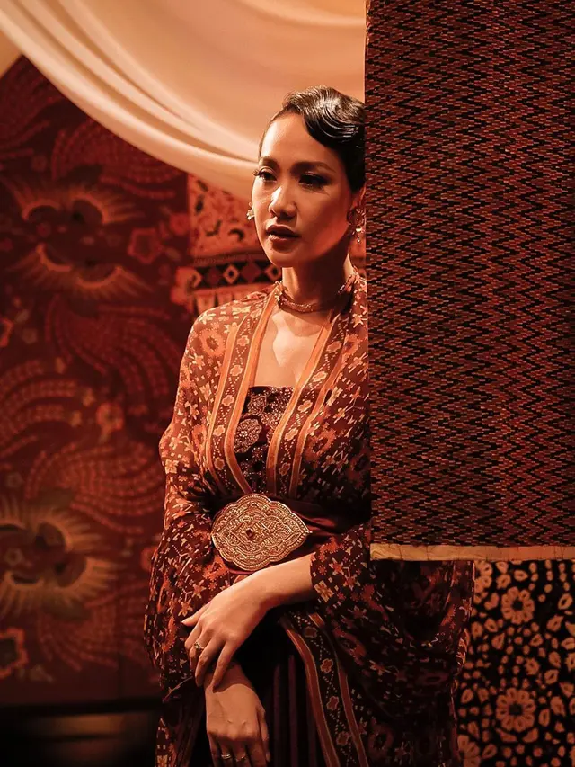 Gelar Konser Virtual, Ini 6 Potret BCL Dengan Baju Bernuansa Etnik. (Sumber: Instagram/bclsinclair)