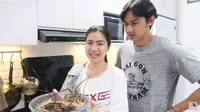 Caesar Hito dan Felicya Angelista masak bareng (Sumber: YouTube/Felicya Angellista)