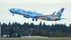 Pesawat Alaska Airlines dengan tema khusus dari salah satu film yang diproduksi Pixar Animation Studios lepas landas dari Bandara Internasional Seattle-Tacoma di Seattle pada 7 Oktober 2019. Pesawat Boeing 737-800 milik maskapai tersebut menampilkan tokoh dari Toy Story. (AP Photo/Ted S. Warren)
