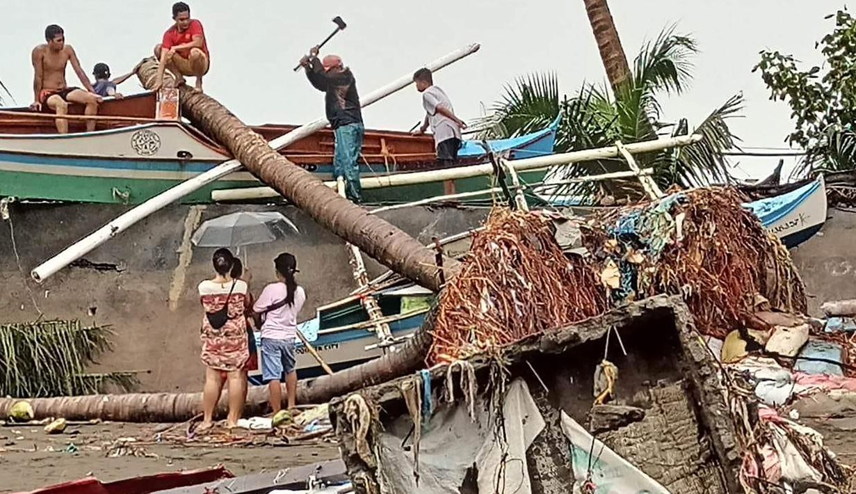 Penduduk mengecek kerusakan akibat hujan lebat dan banjir di Kota Oroquieta, Misamis Occidental (27/12/2022). Korban tewas akibat banjir di Filipina telah meningkat menjadi 25 orang, kata para pejabat pada 28 Desember, dengan badai diperkirakan akan menurunkan lebih banyak hujan di wilayah selatan dan tengah yang paling terpukul. (Photo by Handout/Angelica Villarta/AFP)