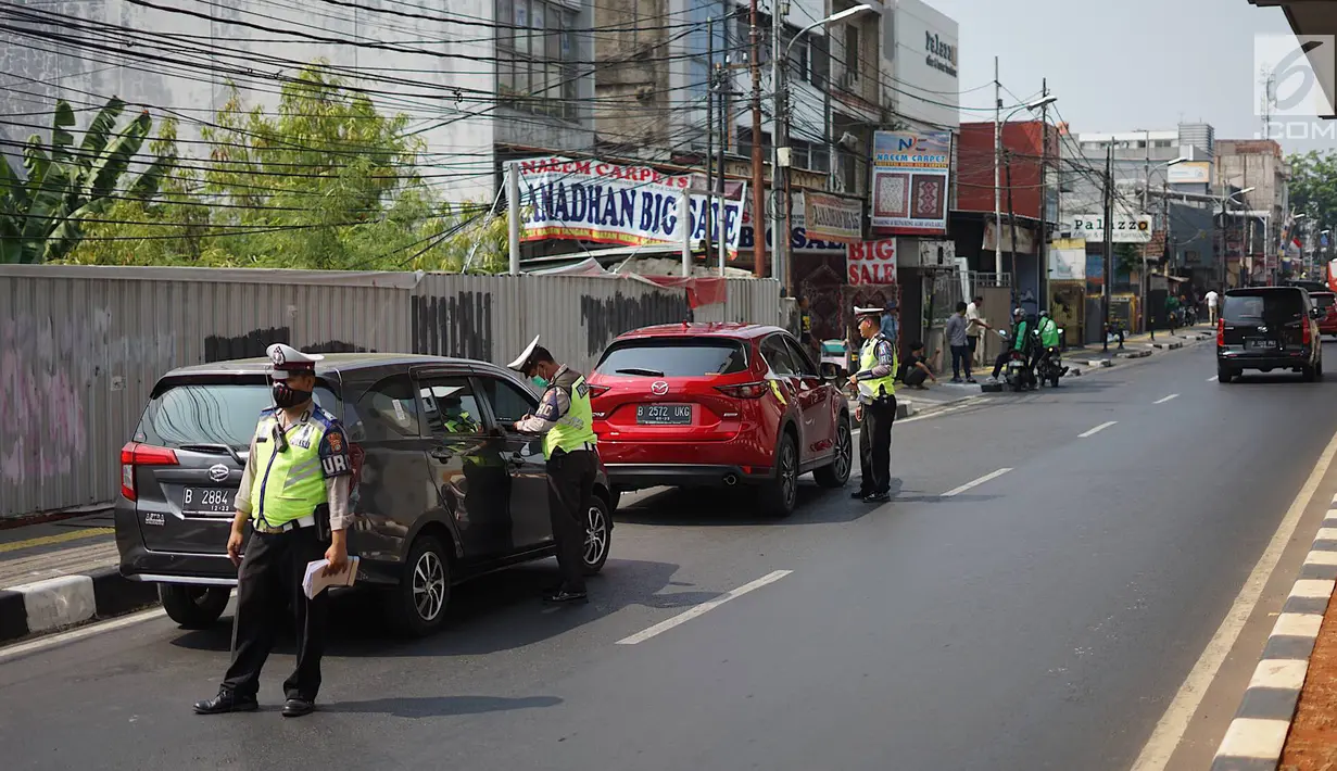 Petugas Kepolisian menindak pengendara mobil berplat nomor genap di persimpangan Jalan Dharmawangsa X dan Jalan Fatmawati, Jakarta, Senin (9/9/2019). Perluasan wilayah ganjil genap berlaku mulai hari ini dan terbagi di beberapa titik, salah satunya Jakarta Selatan. (Liputan6.com/Immanuel Antonius)
