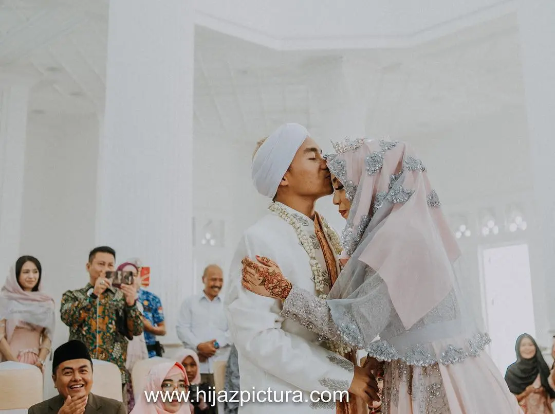 Rumah tangga Taqy Malik dan Salmafina Khairunnisa baru seumur jagung. Beberapa hari belakangan ini, rumah tangga keduanya menjadi perbincangan warganet. Lantran putri Sunan Kalijaga itu diceraikan oleh suaminya. (Instagram/taqy_malik)