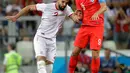 Pemain Inggris, Harry Kane (kanan) berebut bola dengan pemain Tunisia Syam Ben Youssef (kiri) dalam penyisihan Grup G Piala Dunia 2018 di Volgograd Arena, Volgograd, Rusia, Senin (18/6). (AP Photo/Sergei Grits)