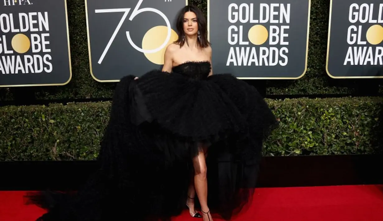 Cantik dan mempesona, sepertinya hal yang sudah melekat di diri Kendall Jenner. Di setiap penampilannya, Kendall selalu berhasil menunjukan parasnya yang cantik dengan wajah yang flawless. (Foto: AFP)