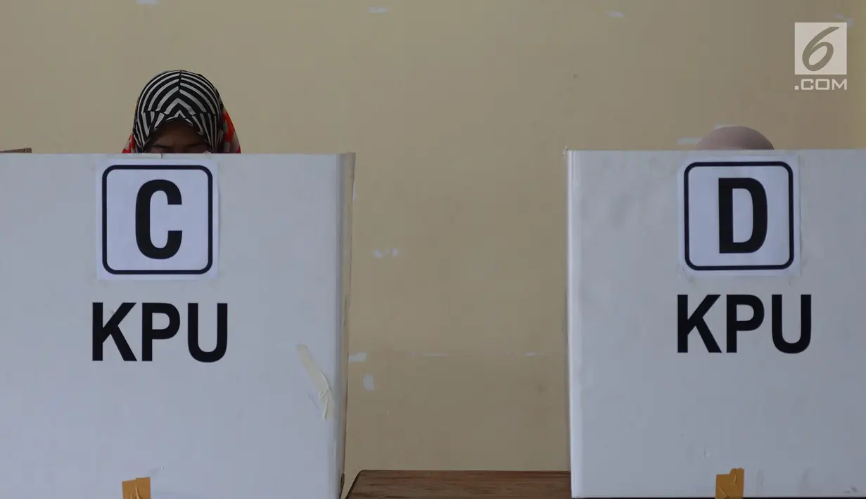 Warga melakukan pencoblosan surat suara Pemilu 2019 saat pemungutan suara ulang (PSU) di TPS 18 Malakasari, Duren Sawit, Jakarta Timur, Sabtu (27/4). Sebanyak 11 TPS di tiga wilayah di DKI Jakarta melaksanakan pemungutan suara ulang yang digelar serentak hari ini. (merdeka.com/Imam Buhori)