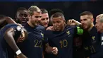 Timnas Prancis masih menjaga hasil sempurna di Grup B Kualifikasi Euro 2024 setelah memetik kemenangan kelima saat menghadapi Republik Irlandia di Parc des Princes Stadium, Paris, Jumat (8/9/2023) dini hari WIB. Kylian Mbappe dkk berhasil menang dengan skor 2-0 lewat gol yang dicetak masing-masing oleh Aurelien Tchouameni pada menit ke-19 dan Marcus Thuram pada menit ke-48. Dengan hasil ini, Timnas Prancis makin kukuh di puncak klasemen Grup B dengan raihan 15 poin, unggul 9 angka atas Belanda di posisi kedua yang baru memainkan 3 laga. (AFP/Franck Fife)