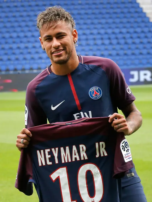 Penyerang Brasil, Neymar tersenyum usai secara resmi bergabung ke klub Paris Saint Germain (PSG) dalam konferensi pers bersama PSG di Paris, (4/8). Neymar pindah dari Barcelona dengan nilai transfer 222 juta euro (Rp 3,5 triliun). (AP Photo/Michel Euler)