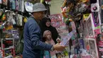 Warga memilih mainan yang dijual di Pasar Gembrong, Jakarta, Rabu (2/4/2025). (Liputan6.com/Herman Zakharia)