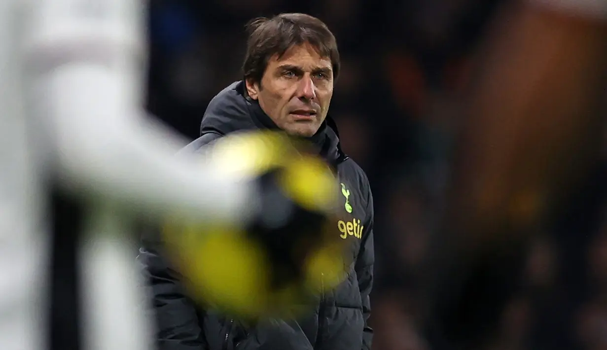 Pelatih Tottenham Hotspur, Antonio Conte saat menghadapi Fulham pada laga Liga Inggris 2022/2023 di Craven Cottage, London (23/1/2023). Antonio Conte yang menjabat pelatih Tottenham Hotspur sejak 2 November 2021 baru saja dipecat pada 26 Maret 2023 setelah gagal membawa Spurs lolos ke babak perempatfinal Liga Champions 2022/2023 setelah disingkirkan AC Milan. Inkonsistensi permainan Spurs juga jadi alasan lainnya. (AFP/Adrian Dennis)