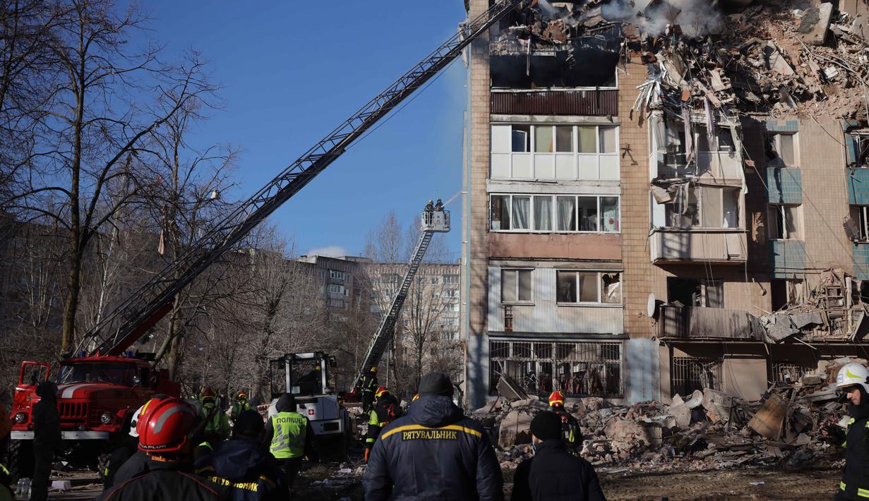 Dua bangunan tempat tinggal bertingkat sembilan terdampak parah. Tampak dalam foto, petugas penyelamat memadamkan kebakaran di sebuah gedung perumahan yang mengalami kerusakan parah akibat serangan Rusia di Ternopil, Ukraina, pada Rabu 19 November 2025. (AP Photo/Rostyslav Kovalchuk)