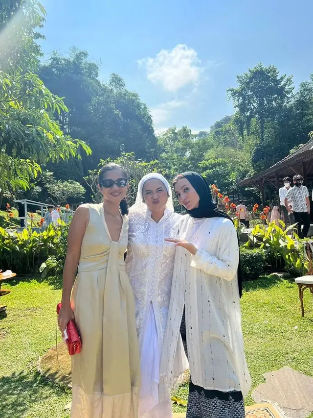 Wanda Hamidah Berhijab