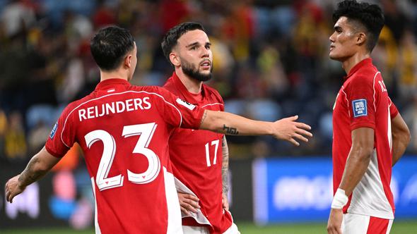 Eliano Reijnders, Calvin Verdonk, dan Ramadhan Sananta dalam lagaTimnas Australia Vs Timnas Indonesia di Sydney Football Stadium, Kamis (20/3/2025). (AFP/Saeed Khan)