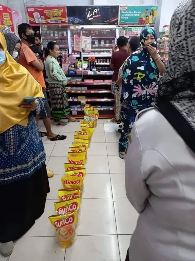 Emak-Emak Antri Minyak Goreng