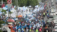 Sejumlah kendaraan terjebak macet di kawasan Gedung DPR RI, Jakarta, Minggu (1/5) Kemacetan tersebut imbas Hari Buruh Internasional yang jatuh pada 1 Mei. (Liputan6.com/Helmi Afandi)