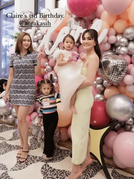 Datang bersama putrinya, Aura Kasih mengenakan mini dress berkrah bermotif hitam putih. Dipadukan heels cokelat dengan rambut kecokelatan yang dibiarkan terurai. (@shandyaulia)