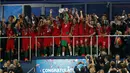 Striker Portugal, Cristiano Ronaldo, akhirnya mengangkat trofi juara Piala Eropa setelah sebelumnya pernah gagal di final Piala Eropa 2004, Senin (11/7/2016) dini hari WIB. (Reuters/John Sibley)