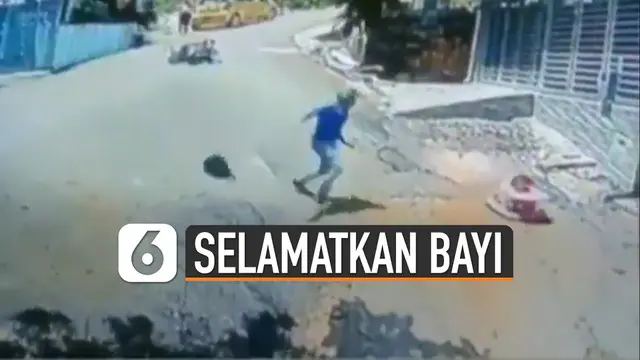 Beredar video aksi heroik pria pengendara motor selamatkan bayi. Akibat kejadian itu bayi tersebut bisa diselamatkan.