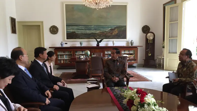 Presiden Joko Widodo atau Jokowi bertemu dengan penasihat hubungan luar negeri Presiden RRT, Y.M Song Tao di Istana Bogor, Jawa Barat.