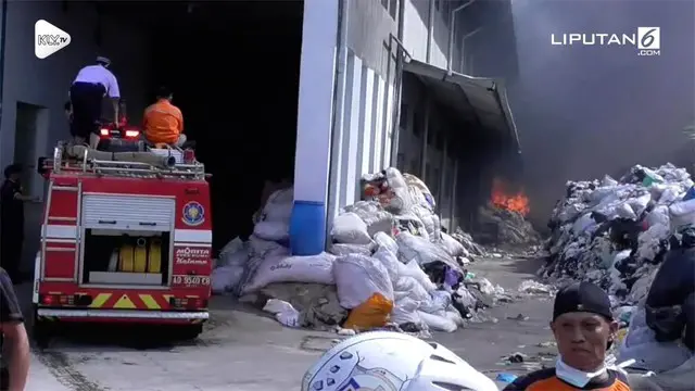 Kebakaran melanda sebuah pabrik plastik di Solo, Jawa Tengah. Api sulit dijinakkan karena material pabrik mudah terbakar.