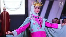 Model membawakan busana pada acara Palembang Fashion Week (PFW) 2019 di Palembang Icon, Sumsel, Minggu (10/3). Pagelaran PFW menampilkan berbagai koleksi terbaru dari tenant fashion yang mengusung tema URBANATION. (Liputan6.com/Fery Pradolo)