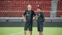 Pelatih Yangon United Gred Zeise berbincang dengan staf pelatih Yangon United dalam official training jelang melawan PSM Makassar di Stadion Kapten I Wayan Dipta. (Bola.com/Alit Binawan)