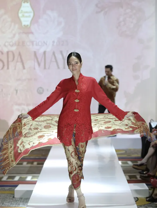 Sequence pertama Citra Kebaya Indonesia, Bunga Linen, Bias Aatma, Lintang Cemukiran, Sawung galling dan Puspamaya, dan pada sequence terakhir akan dibawakan oleh MUSES dengan kampanye Go Red for Women. Credit: Daniel Kampua