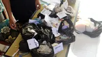 Isi tas dan kantong plastik milik pengemis tajir di Sragen terdapat uang Rp12 juta dan deposito Rp25 juta. (Solopos.com/ Tri Rahayu)
