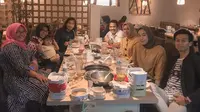 Jamuan makan malam Hariono bersama sang guru, Jaya Hartono, di Sidoarjo, Jawa Timur. (Bola.com/Gatot Susetyo)