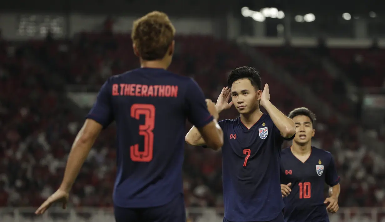 Gelandang Thailand, Supachok Sarachat, merayakan gol ke gawang Timnas Indonesia pada laga Kualifikasi Piala Dunia 2022 di SUGBK, Jakarta, Selasa (10/9). Indonesia kalah 0-3 dari Thailand. (AFP/Vitalis Yogi Trisna)