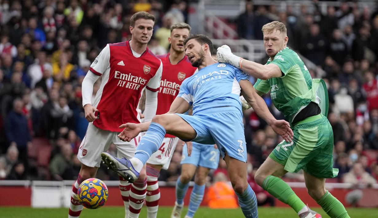 Unggul jumlah pemain, Manchester City mengurung pertahanan Arsenal. The Gunners mampu bertahan dengan baik dan sempat membuat para pemain The Citizens frustrasi. (AP/Matt Dunham)
