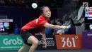 unggal putri Indonesia, Fitriani menahan serangan pemain India, Saina Nehwal di babak 16 besar Bulutangkis Tunggal Putri Asian Games 2018 di Istora Kompleks GBK, Sabtu (25/8). Fitriani menyerah 6-21, 14-21. (Liputan6.com/Helmi Fithriansyah)