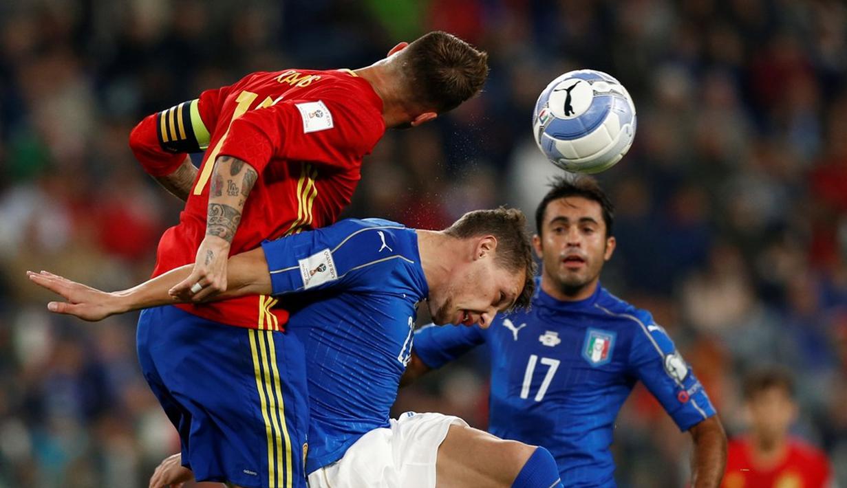 Striker Italia, Andrea Belotti (kanan), berduel dengan bek Spanyol, Sergio Ramos, dalam laga Grup G kualifikasi Piala Dunia 2018 di Juventus Stadium, Jumat (7/10/2016) dini hari WIB. (AFP/Marco Bertorello)