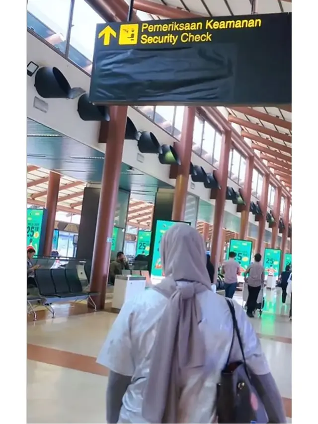 Merasa Sangat Rindu, Ini 6 Potret Cut Meyriska Ziarah ke Makam Ayah di Aceh