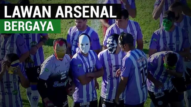 Berita video tim lawan Arsenal bergaya superhero masuk ke dalam lapangan. Namun, Arsenal yang di sini berasal dari Argentina atau bernama lengkap Arsenal de Sarandi. Mereka bertemu lawan dengan gaya unik saat masuk ke lapangan yaitu, Sacachispas, dar...