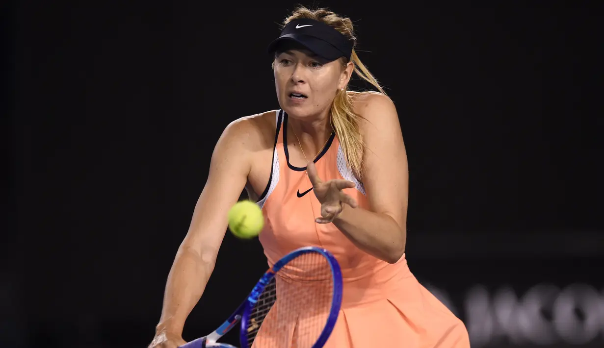  Petenis Russia, Maria Sharapova melakukan backhand pada hari ke-5 turnamen tenis Australian Open 2016  di Melbourne, Jumat (22/1/2016).  (AFP/Greg Wood)