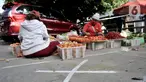 Pedagang berjualan dekat tanda ‘X‘ yang digunakan sebagai pembatas physical distancing di Pasar Perumnas Klender, Jakarta, Kamis (18/6/2020). Selain sistem ganjil genap kios, pengelola pasar menerapkan physical distancing antarlapak untuk mencegah penularan COVID-19. (merdeka.com/Iqbal S. Nugroho)