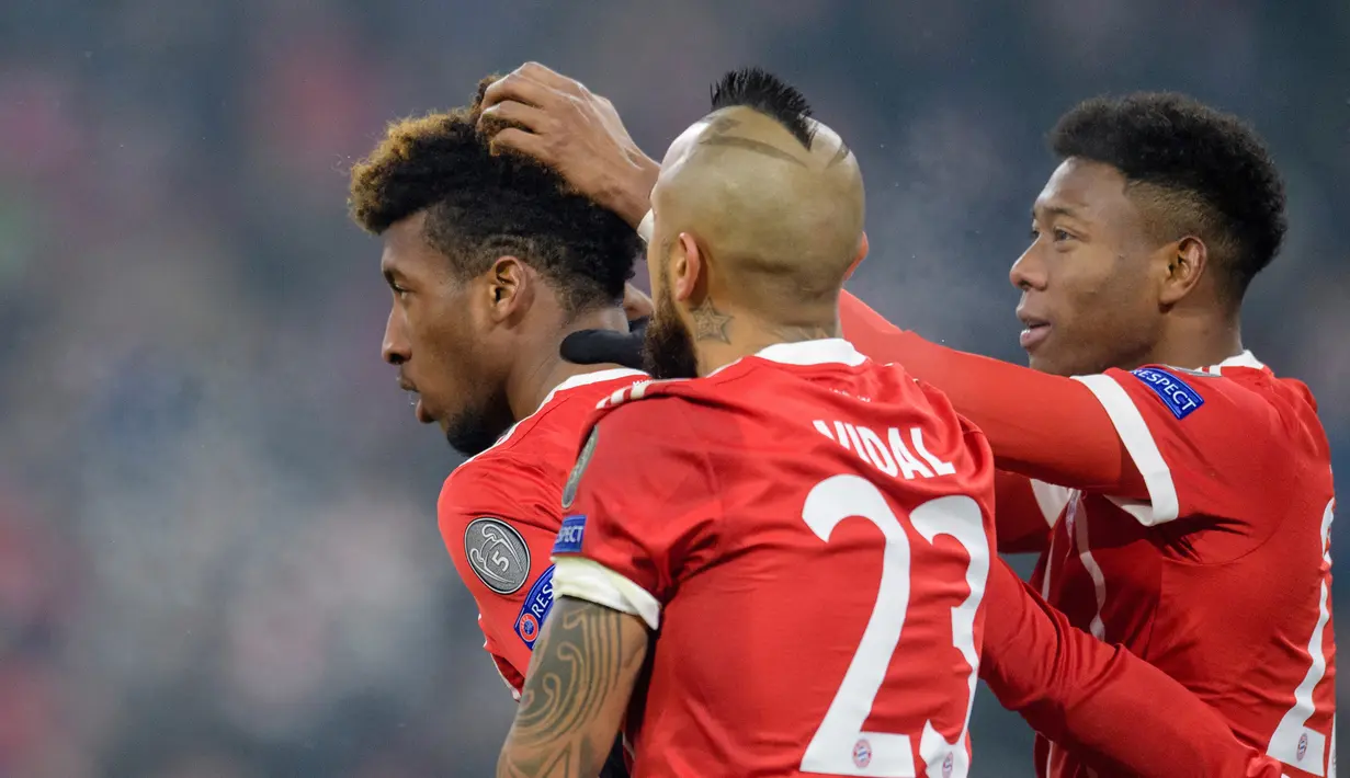 Pemain Bayern Munchen, Kingsley Coman berselebrasi dengan rekan setimnya setelah mencetak gol ke gawang Besiktas pada pertandingan pertama babak 16 besar Liga Champions di Allianz Arena, Selasa (20/2). Bayern menang telak 5-0. (Matthias Balk/dpa via AP)