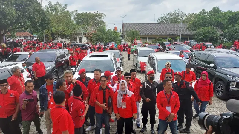 Ribuan Simpatisan dan 55 orang bakal calon anggota legislatif (caleg) PDI Perjuangan (PDIP) Kabupaten Bekasi, Jawa Barat mendatangi Kantor KPUD Kabupaten Bekasi, Kamis Pagi (11/5/2023).