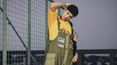 Tarra Budiman sendiri cukup sering memadupadankan penampilannya. Bahkan, penampilan ayah satu anak ini saat menggunakan baju kodok tetap terlihat stylish dengan tambahan topi serta tote bag. (Liputan6.com/IG/@tarrabudiman)