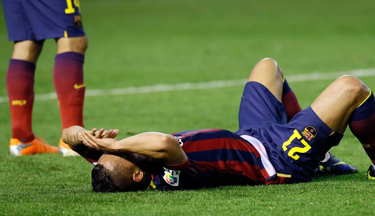 Ekspresi pemain Barcelona Adriano Correia usai dikalahkan rival abadi mereka, Real Madrid di final Piala Raja di Stadion Mestalla, Valencia   (17/4/2014). (REUTERS/Albert Gea)