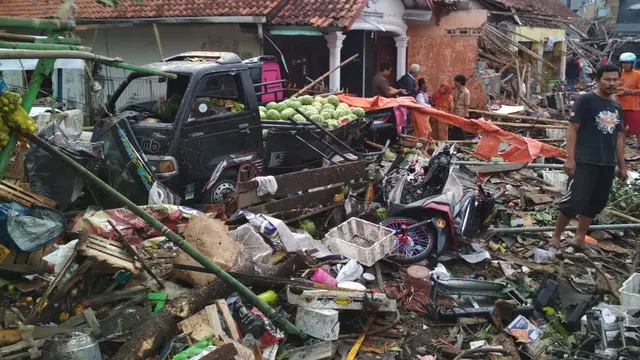 Kecelakaan Maut Bumiayu menghantam kendaraan, rumah warga dan 12 orang meninggal.