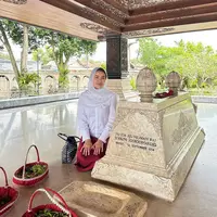 Seperti biasanya, Aaliyah tampil elegan dengan busana yang dikenakan. Ia memilih mengenakan atasan kemeja putih lengan panjang. [@aaliyah.massaid]