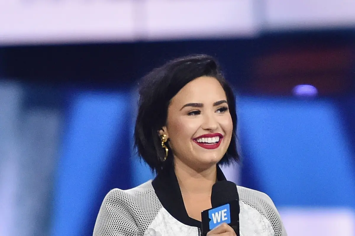 [Bintang] Beginilah Wajah Polos Natural Demi Lovato Usai Bangun Tidur