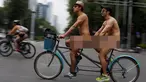 Sejumlah orang bersepeda tanpa menggunakan busana di pusat kota Mexico City , Meksiko , 11 Juni 2016. Orang-orang tersebut berpartisipasi dalam ' World Naked Bike Ride' atau bisa diartikan dengan para pesepeda nakal atau gila. (REUTERS / Tomas Bravo)