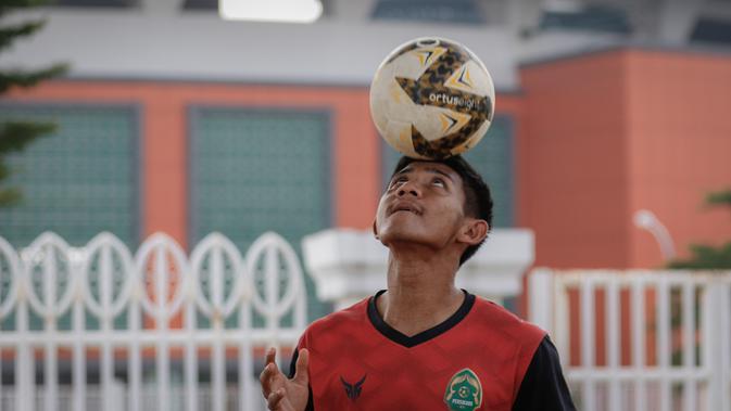 Firza Andika mengaku, bermain di bawah asuhan pelatih Shin Tae-yong di Timnas Indonesia dituntut kerja keras, disiplin, dan pantang menyerah. (Bola.com/Bagaskara Lazuardi)