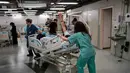 Staf medis memindahkan pasien ke fasilitas bawah tanah yang dilindungi setelah serangan rudal Iran, di Rumah Sakit Ichilov, Tel Aviv, Israel, Senin 8 Juni 2026. (AP Photo/Ohad Zwigenberg)