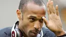 Isyarat kapten Prancis Thierry Henry sebelum laga persahabatan jelang PD 2010 melawan Kosta Rika di Bollaert Stadium, Lens, 26 Mei 2010 on May 26, 2010. AFP PHOTO / FRANCK FIFE