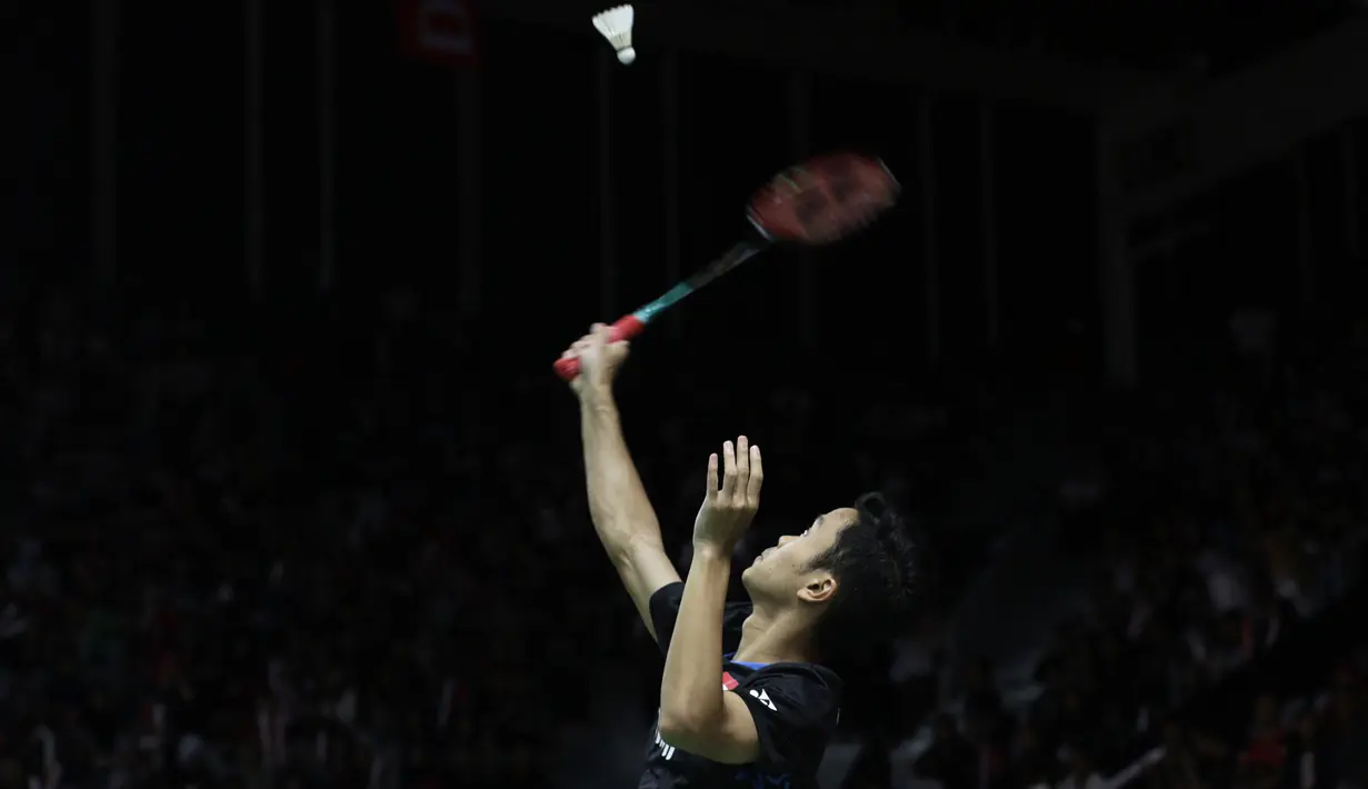 Tunggal putra Indonesia, Anthony Ginting, berusaha mengembalikan kok saat melawan tunggal Jepang pada Indonesia Masters 2019 di Istora Senayan, Jakarta, Jumat (25/1). Ginting gagal lolos ke semifinal. (Bola.com/Yoppy Renato)